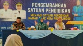 Wali Kota Probolinggo, dr. H. Aminuddin, Sp.OG.(K), M.Kes, menyerahkan penghargaan Satuan Pendidikan Ramah Anak tahap “Mampu” kepada Kepala MTs Negeri Kota Probolinggo (Foto Fok Ho/RadarBangsa.co.id)