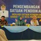 Wali Kota Probolinggo, dr. H. Aminuddin, Sp.OG.(K), M.Kes, menyerahkan penghargaan Satuan Pendidikan Ramah Anak tahap “Mampu” kepada Kepala MTs Negeri Kota Probolinggo (Foto Fok Ho/RadarBangsa.co.id)