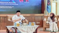 Bupati Pasuruan Rusdi Sutejo saat menyampaikan pandangan dalam Dialog Publik BEM Pasuruan Raya di Auditorium Mpu Sindok, Sabtu (18/10/2025). (Foto Dok Ho/RadarBangsa.co.id)