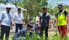 Bupati Bangkalan Lukman Hakim bersama mahasiswa Universitas Trunojoyo Madura (UTM) menanam pohon dalam kegiatan Society Festival Color Fun dan Aksi Menanam di Desa Kamal, Kecamatan Kamal, Sabtu (18/10/2025). (Foto Dok Ho/RadarBangsa.co.id)