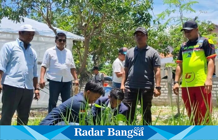 Bupati Bangkalan Lukman Hakim bersama mahasiswa Universitas Trunojoyo Madura (UTM) menanam pohon dalam kegiatan Society Festival Color Fun dan Aksi Menanam di Desa Kamal, Kecamatan Kamal, Sabtu (18/10/2025). (Foto Dok Ho/RadarBangsa.co.id)