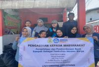 Mahasiswa Universitas Semarang memberikan pelatihan pencatatan digital hasil pengelolaan bank sampah kepada warga Kampung Kepatihan, Kelurahan Bangunharjo, Semarang Tengah, Sabtu (12/10/2025). (Foto Dok Ho/RadarBangsa.co.id)