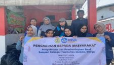 Mahasiswa Universitas Semarang memberikan pelatihan pencatatan digital hasil pengelolaan bank sampah kepada warga Kampung Kepatihan, Kelurahan Bangunharjo, Semarang Tengah, Sabtu (12/10/2025). (Foto Dok Ho/RadarBangsa.co.id)
