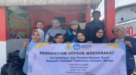 Mahasiswa Universitas Semarang memberikan pelatihan pencatatan digital hasil pengelolaan bank sampah kepada warga Kampung Kepatihan, Kelurahan Bangunharjo, Semarang Tengah, Sabtu (12/10/2025). (Foto Dok Ho/RadarBangsa.co.id)