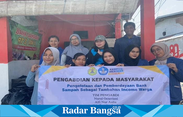 Mahasiswa Universitas Semarang memberikan pelatihan pencatatan digital hasil pengelolaan bank sampah kepada warga Kampung Kepatihan, Kelurahan Bangunharjo, Semarang Tengah, Sabtu (12/10/2025). (Foto Dok Ho/RadarBangsa.co.id)