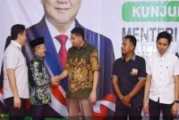 Menteri Perumahan dan Kawasan Permukiman Maruarar Sirait berbincang dengan penerima manfaat program rumah subsidi FLPP di Perumahan Grand Kencana Beji, Kabupaten Pasuruan, Rabu (15/10/2025). (Foto Dok Ho/RadarBangsa.co.id)