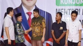 Menteri Perumahan dan Kawasan Permukiman Maruarar Sirait berbincang dengan penerima manfaat program rumah subsidi FLPP di Perumahan Grand Kencana Beji, Kabupaten Pasuruan, Rabu (15/10/2025). (Foto Dok Ho/RadarBangsa.co.id)