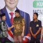 Menteri Perumahan dan Kawasan Permukiman Maruarar Sirait berbincang dengan penerima manfaat program rumah subsidi FLPP di Perumahan Grand Kencana Beji, Kabupaten Pasuruan, Rabu (15/10/2025). (Foto Dok Ho/RadarBangsa.co.id)
