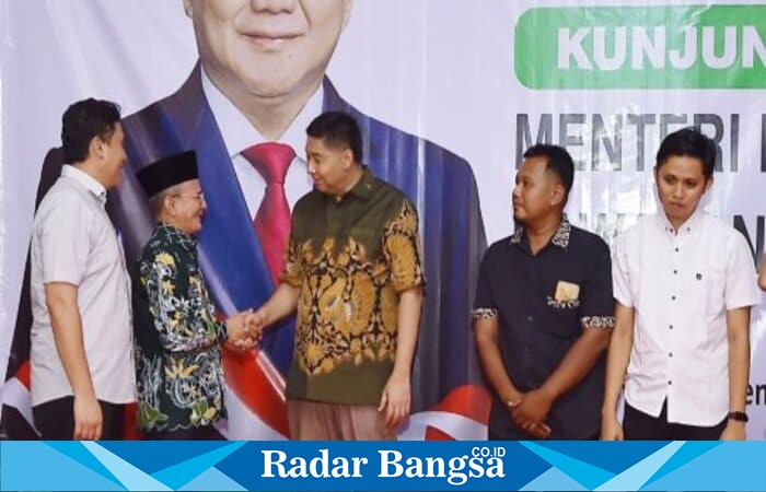 Menteri Perumahan dan Kawasan Permukiman Maruarar Sirait berbincang dengan penerima manfaat program rumah subsidi FLPP di Perumahan Grand Kencana Beji, Kabupaten Pasuruan, Rabu (15/10/2025). (Foto Dok Ho/RadarBangsa.co.id)