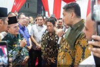 Menteri Perumahan dan Kawasan Permukiman Maruarar Sirait berbincang dengan Wakil Bupati Pasuruan KH Shobih Asrori saat kunjungan kerja di Perumahan Grand Kencana, Beji, Rabu (15/10/2025) (Foto Dok Ho/RadarBangsa.co.id)