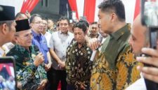 Menteri Perumahan dan Kawasan Permukiman Maruarar Sirait berbincang dengan Wakil Bupati Pasuruan KH Shobih Asrori saat kunjungan kerja di Perumahan Grand Kencana, Beji, Rabu (15/10/2025) (Foto Dok Ho/RadarBangsa.co.id)