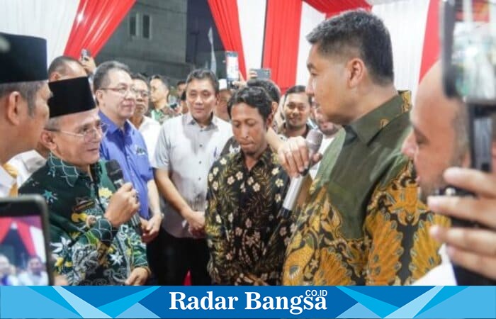 Menteri Perumahan dan Kawasan Permukiman Maruarar Sirait berbincang dengan Wakil Bupati Pasuruan KH Shobih Asrori saat kunjungan kerja di Perumahan Grand Kencana, Beji, Rabu (15/10/2025) (Foto Dok Ho/RadarBangsa.co.id)