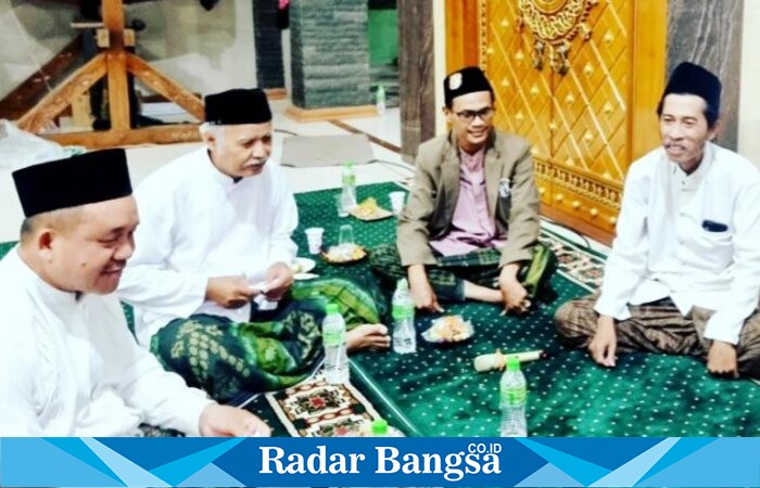 Dua dari kiri, Ps. Kanit Intelkam Polsek Tikung, Bripka Lendy Arief, hadir dalam kegiatan silaturahmi menjelang Hari Santri Nasional (Foto Dok Ho/RadarBangsa.co.id)