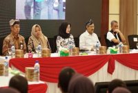 Para pejabat dan tamu undangan mengikuti rapat koordinasi uji coba digitalisasi bantuan sosial (bansos) di Banyuwangi, Kamis (2/10/2025). (Foto Dok Ho/RadarBangsa.co.id)