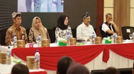 Para pejabat dan tamu undangan mengikuti rapat koordinasi uji coba digitalisasi bantuan sosial (bansos) di Banyuwangi, Kamis (2/10/2025). (Foto Dok Ho/RadarBangsa.co.id)