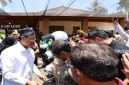 Menteri Sosial Saifullah Yusuf (Gus Ipul) bersama Bupati Banyuwangi Ipuk Fiestiandani menyerahkan helm dan jaket kepada pengemudi ojek di Kopi Lego, Desa Gombengsari, Kamis (2/10/2025). (Foto Dok Ho/RadarBangsa.co.id)