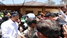 Menteri Sosial Saifullah Yusuf (Gus Ipul) bersama Bupati Banyuwangi Ipuk Fiestiandani menyerahkan helm dan jaket kepada pengemudi ojek di Kopi Lego, Desa Gombengsari, Kamis (2/10/2025). (Foto Dok Ho/RadarBangsa.co.id)