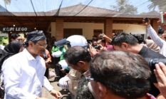 Mensos Saifullah Yusuf dan Luhut Panjaitan Bagikan Helm ke Ojek di Banyuwangi