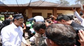 Menteri Sosial Saifullah Yusuf (Gus Ipul) bersama Bupati Banyuwangi Ipuk Fiestiandani menyerahkan helm dan jaket kepada pengemudi ojek di Kopi Lego, Desa Gombengsari, Kamis (2/10/2025). (Foto Dok Ho/RadarBangsa.co.id)
