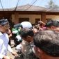 Menteri Sosial Saifullah Yusuf (Gus Ipul) bersama Bupati Banyuwangi Ipuk Fiestiandani menyerahkan helm dan jaket kepada pengemudi ojek di Kopi Lego, Desa Gombengsari, Kamis (2/10/2025). (Foto Dok Ho/RadarBangsa.co.id)