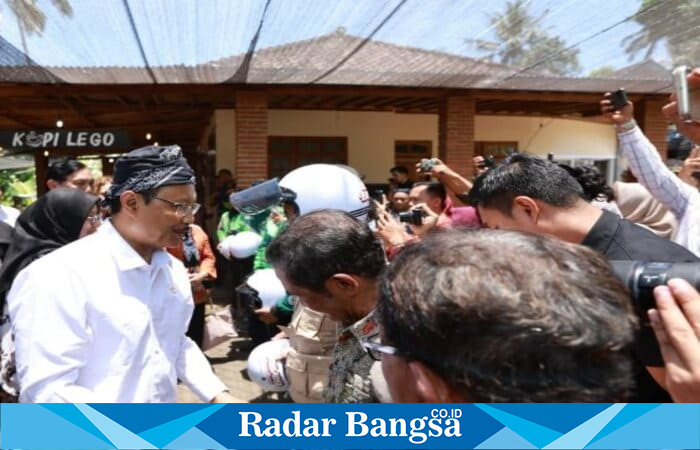 Menteri Sosial Saifullah Yusuf (Gus Ipul) bersama Bupati Banyuwangi Ipuk Fiestiandani menyerahkan helm dan jaket kepada pengemudi ojek di Kopi Lego, Desa Gombengsari, Kamis (2/10/2025). (Foto Dok Ho/RadarBangsa.co.id)