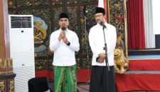 Menteri Sosial RI Syaifullah Yusuf bersama Bupati Bangkalan Lukman Hakim saat mengikuti doa bersama untuk korban robohnya bangunan Pondok Pesantren Al-Khoziny di Pendopo Agung Bangkalan, Sabtu (18/10/2025). (Foto Dok Ho/RadarBangsa.co.id)