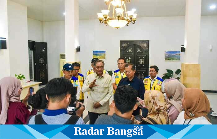 Menteri Pekerjaan Umum dan Perumahan Rakyat (PUPR) Dody Hanggodo bersama Gubernur Nusa Tenggara Barat Lalu Muhamad Iqbal meninjau proyek revitalisasi irigasi di Lombok Tengah, Minggu (19/10/2025). (Foto Dok Ho/RadarBangsa.co.id)