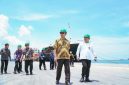 Bupati Lamongan Yuhronur Efendi mendampingi Tim Kementerian Koordinator Bidang Politik, Hukum, dan Keamanan (Kemenkopolkam) meninjau kelengkapan fisik Pelabuhan Tanjung Pakis di Kecamatan Paciran, Kamis (23/10/2025). (Foto Dok Ho/RadarBangsa.co.id)