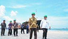 Bupati Lamongan Yuhronur Efendi mendampingi Tim Kementerian Koordinator Bidang Politik, Hukum, dan Keamanan (Kemenkopolkam) meninjau kelengkapan fisik Pelabuhan Tanjung Pakis di Kecamatan Paciran, Kamis (23/10/2025). (Foto Dok Ho/RadarBangsa.co.id)