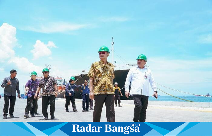 Bupati Lamongan Yuhronur Efendi mendampingi Tim Kementerian Koordinator Bidang Politik, Hukum, dan Keamanan (Kemenkopolkam) meninjau kelengkapan fisik Pelabuhan Tanjung Pakis di Kecamatan Paciran, Kamis (23/10/2025). (Foto Dok Ho/RadarBangsa.co.id)