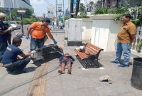 Petugas kepolisian bersama tim medis mengevakuasi jenazah seorang pria tanpa identitas yang ditemukan meninggal di trotoar Jalan Pemuda, Semarang Tengah, Senin (6/10/2025) (Foto Dok Ho/RadarBangsa.co.id)