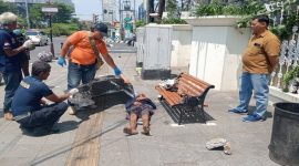 Petugas kepolisian bersama tim medis mengevakuasi jenazah seorang pria tanpa identitas yang ditemukan meninggal di trotoar Jalan Pemuda, Semarang Tengah, Senin (6/10/2025) (Foto Dok Ho/RadarBangsa.co.id)
