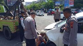 Petugas kepolisian mengevakuasi mobil yang terlibat kecelakaan di depan Kantor Pos Johar, Semarang, Jumat (17/10/2025). (Foto Dok Ho/RadarBangsa.co.id)