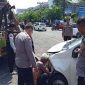 Petugas kepolisian mengevakuasi mobil yang terlibat kecelakaan di depan Kantor Pos Johar, Semarang, Jumat (17/10/2025). (Foto Dok Ho/RadarBangsa.co.id)