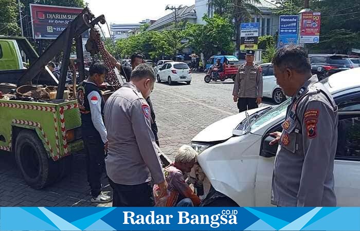 Petugas kepolisian mengevakuasi mobil yang terlibat kecelakaan di depan Kantor Pos Johar, Semarang, Jumat (17/10/2025). (Foto Dok Ho/RadarBangsa.co.id)