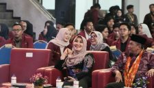 (Kiri) Senator DPD RI asal Jawa Timur, Lia Istifhama, menanggapi fenomena “motor brebet” usai pengisian BBM jenis Pertalite di sejumlah wilayah Jatim. (Foto Dok Ho/RadarBangsa.co.id)