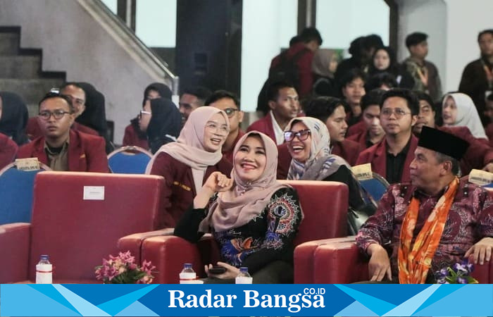 (Kiri) Senator DPD RI asal Jawa Timur, Lia Istifhama, menanggapi fenomena “motor brebet” usai pengisian BBM jenis Pertalite di sejumlah wilayah Jatim. (Foto Dok Ho/RadarBangsa.co.id)
