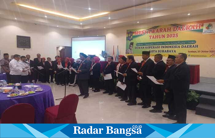 Para peserta dan pengurus Dewan Koperasi Indonesia Daerah (Dekopinda) Kota Surabaya mengikuti pembukaan Musyawarah Daerah (Musda) 2025 di Hotel Narita Surabaya, Sabtu (25/10/2025). (Foto Dok Ho/RadarBangsa.co.id)
