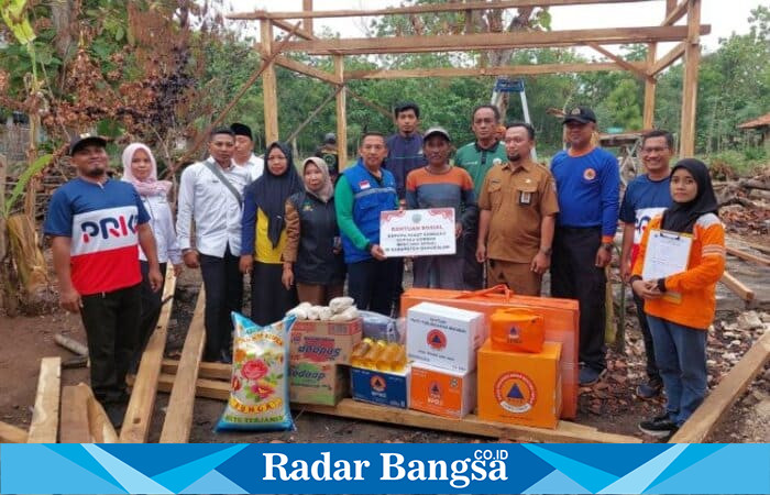 Petugas BPBD bersama Dinas Sosial Bangkalan menyalurkan bantuan logistik kepada warga terdampak kebakaran di Kecamatan Kwanyar, Senin (27/10/2025). (Foto Dok Ho/RadarBangsa.co.id)