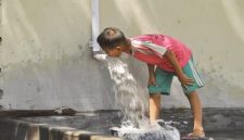 Seorang anak memanfaatkan aliran air dari pipa untuk minum di tengah musim kemarau. (Foto Dok Ho/RadarBangsa.co.id)