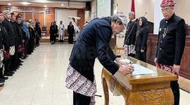 Wali Kota Probolinggo dr. Aminuddin didampingi Wakil Wali Kota Ina Dwi Lestari saat melantik dan mengambil sumpah 272 pejabat, termasuk 18 kepala OPD, dalam rotasi perdana di ruang Puri Manggala Bhakti, Selasa (30/9/2025). (Foto Dok Ho/RadarBangsa.co.id)