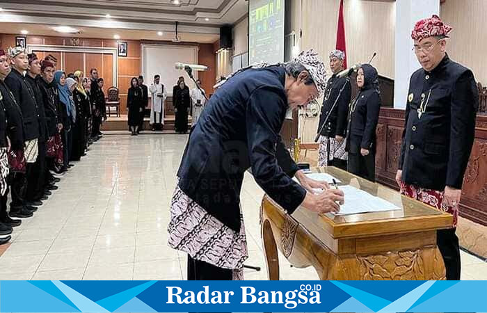 Wali Kota Probolinggo dr. Aminuddin didampingi Wakil Wali Kota Ina Dwi Lestari saat melantik dan mengambil sumpah 272 pejabat, termasuk 18 kepala OPD, dalam rotasi perdana di ruang Puri Manggala Bhakti, Selasa (30/9/2025). (Foto Dok Ho/RadarBangsa.co.id)
