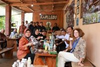 Mensos Saifullah Yusuf, Ketua KPTDP Luhut Binsar Panjaitan, bersama rombongan menikmati kopi robusta di Kampung Kopi Gombengsari, Banyuwangi, Kamis (2/10/2025). (Foto Dok Ho/RadarBangsa.co.id)