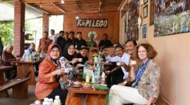 Mensos Saifullah Yusuf, Ketua KPTDP Luhut Binsar Panjaitan, bersama rombongan menikmati kopi robusta di Kampung Kopi Gombengsari, Banyuwangi, Kamis (2/10/2025). (Foto Dok Ho/RadarBangsa.co.id)