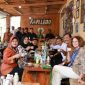 Mensos Saifullah Yusuf, Ketua KPTDP Luhut Binsar Panjaitan, bersama rombongan menikmati kopi robusta di Kampung Kopi Gombengsari, Banyuwangi, Kamis (2/10/2025). (Foto Dok Ho/RadarBangsa.co.id)