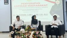 (Tengah)  Senator Jatim Dr. Lia Istifhama memotivasi mahasiswa UINSA Surabaya (Foto Dok Ho/RadarBangsa.co.id)