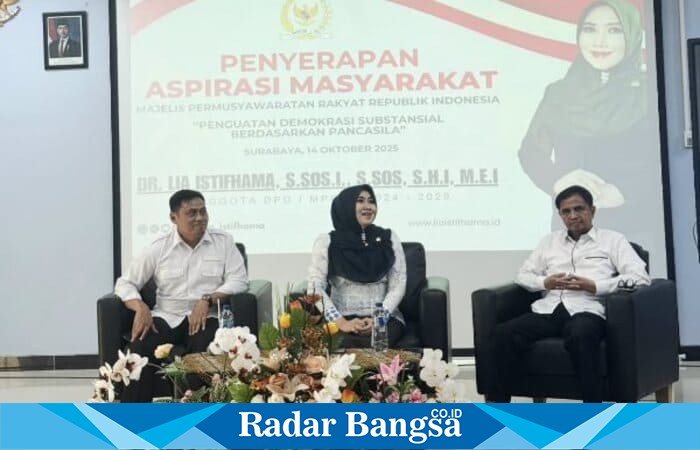 (Tengah)  Senator Jatim Dr. Lia Istifhama memotivasi mahasiswa UINSA Surabaya (Foto Dok Ho/RadarBangsa.co.id)