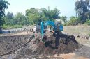 Alat berat dikerahkan untuk mengeruk sedimentasi setinggi tiga meter di Dam Garit, Desa Alas Malang, Kecamatan Singojuruh, sebagai upaya antisipasi banjir jelang musim hujan. (Foto Dok Ho/RadarBangsa.co.id)