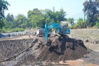 Alat berat dikerahkan untuk mengeruk sedimentasi setinggi tiga meter di Dam Garit, Desa Alas Malang, Kecamatan Singojuruh, sebagai upaya antisipasi banjir jelang musim hujan. (Foto Dok Ho/RadarBangsa.co.id)