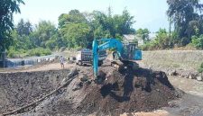 Alat berat dikerahkan untuk mengeruk sedimentasi setinggi tiga meter di Dam Garit, Desa Alas Malang, Kecamatan Singojuruh, sebagai upaya antisipasi banjir jelang musim hujan. (Foto Dok Ho/RadarBangsa.co.id)